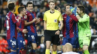 Los jugadores del Levante rodean al rbitro tras sealar penalti...