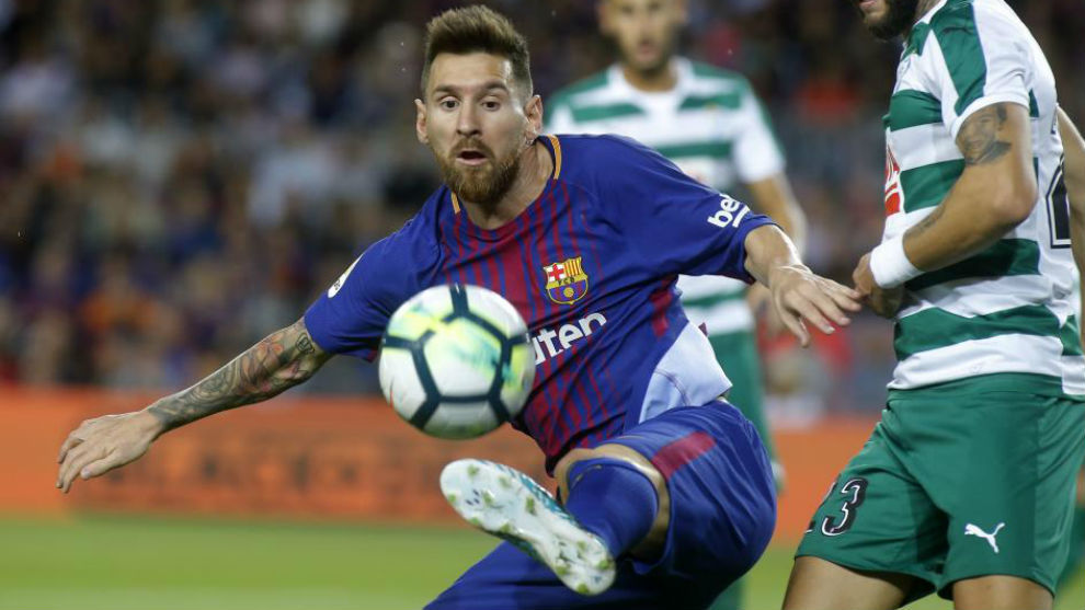 Messi chuta el baln durante el partido contra el Eibar en el Camp...