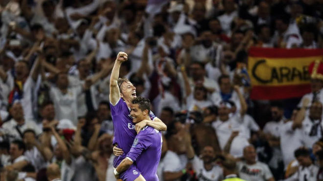 Modric y Cristiano se abrazan durante la ltima final de Champions.