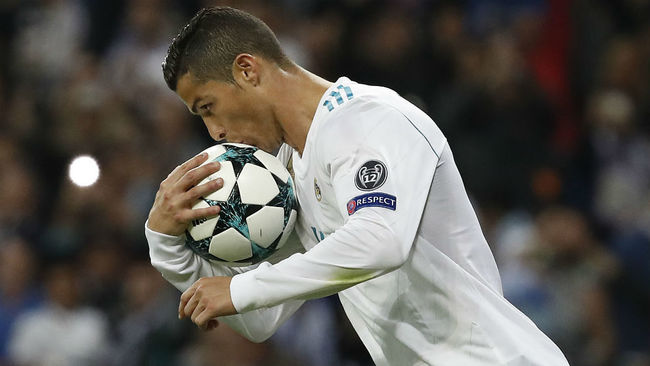 Cristiano besa el baln de la Champions tras marcar al Tottenham.