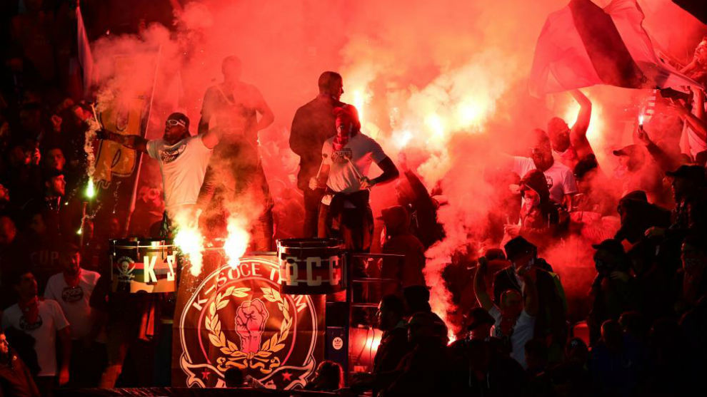 Los ultras del PSG, durante el partido PSG-Niza en el Parque de los...