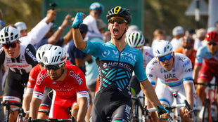Bryan Coquard celebra su victoria al sprint en el Tour de Omn