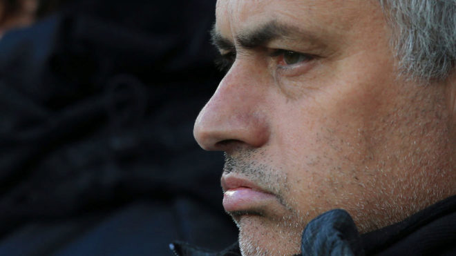 Mourinho pone cara de circunstancias durante un partido del United.