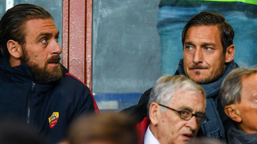 Totti viendo un partido de la Roma junto a su amigo De Rossi.
