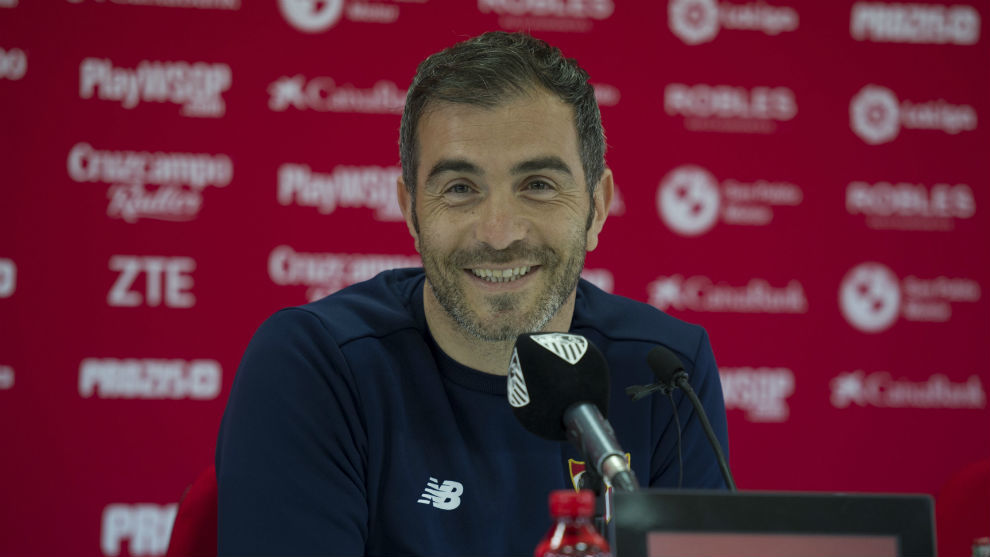 Enzo Maresca sonre en la sala de prensa de la Ciudad Deportiva.