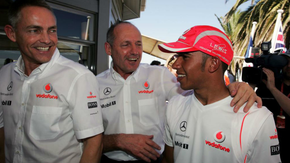 Dennis abraza a Hamilton, en presencia de Whitmarsh, en el GP de...