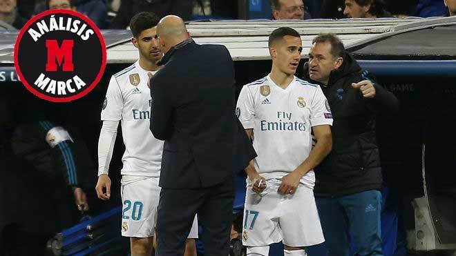 Zidane dando instrucciones a Asensio en el momento del cambio.
