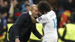 Marcelo celebra su gol con Zidane.