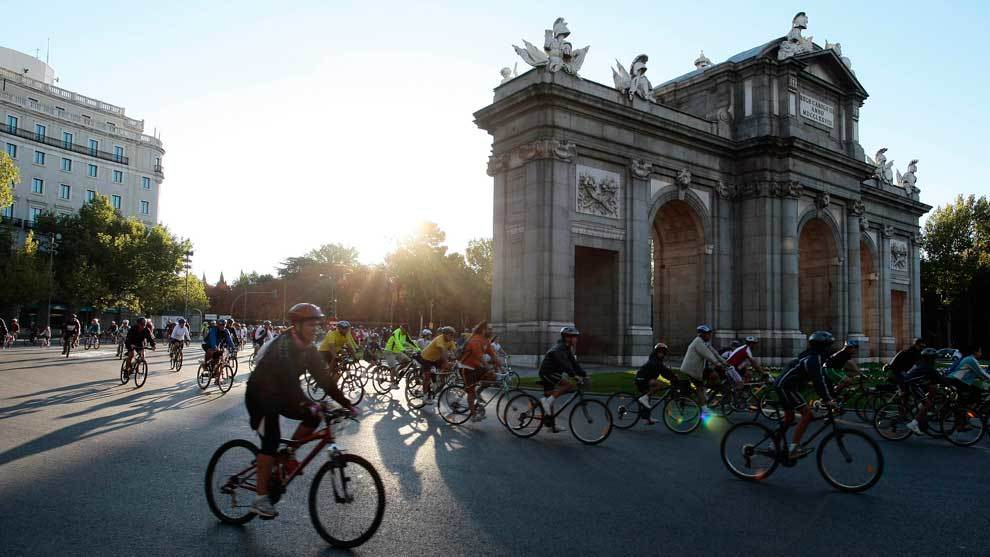Ciclistas circulando por la Puerta de Alcal de Madrid
