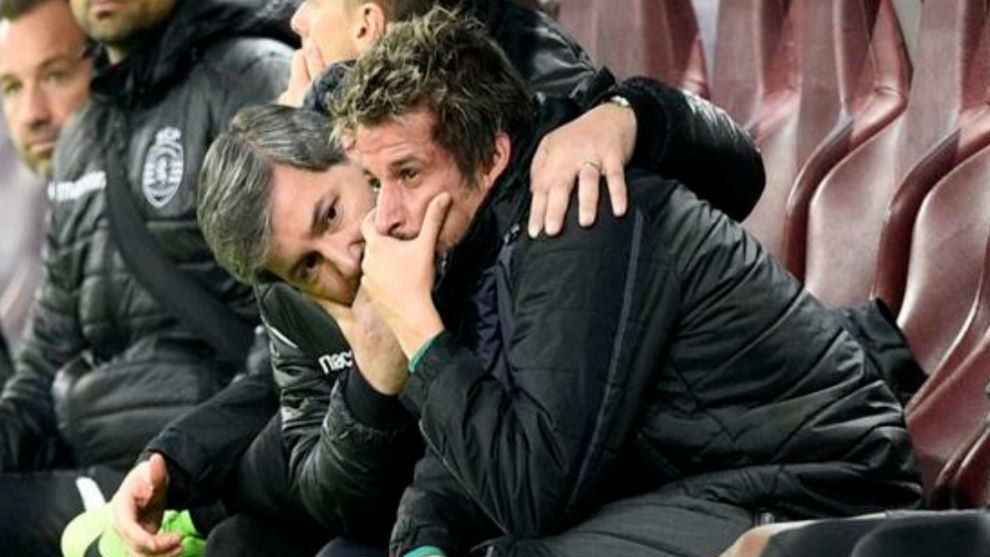 Bruno de Carvalho, presidente del Sporting, intenta consolar a...