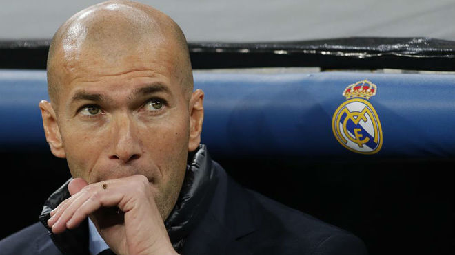 Zidane, el pasado mircoles, en el banquillo del Bernabu