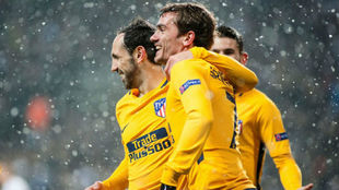 Griezmann celebra su gol junto a Juanfran.