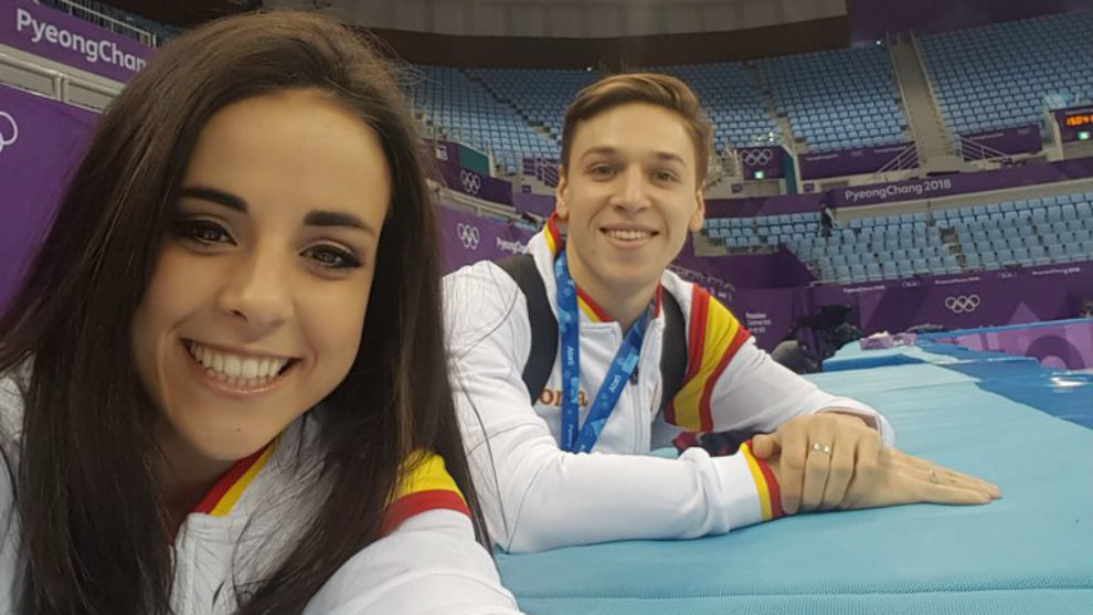 Sara Hurtado y Kirill Khalyavin posan juntos en Pyeongchang.