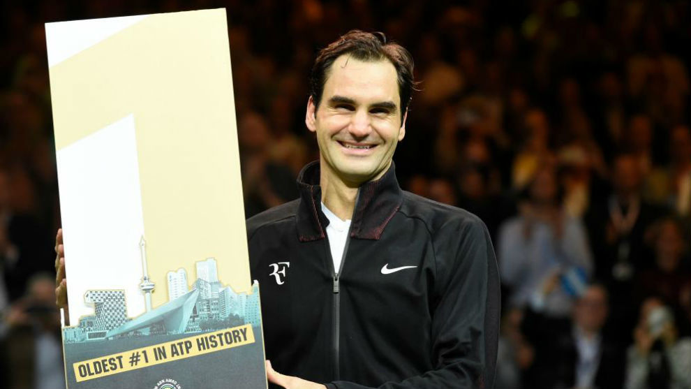 Federer, con el trofeo conmemorativo
