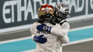 Valtteri Bottas, abrazado a su compaero Lewis Hamilton.