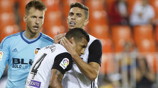 Paulista abraza a Murillo durante un partido.