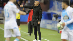 Abelardo da instrucciones durante el partido ante el Deportivo.