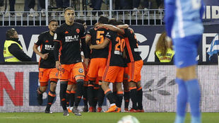 Los jugadores del Valencia celebrando la remontada ante el Mlaga.