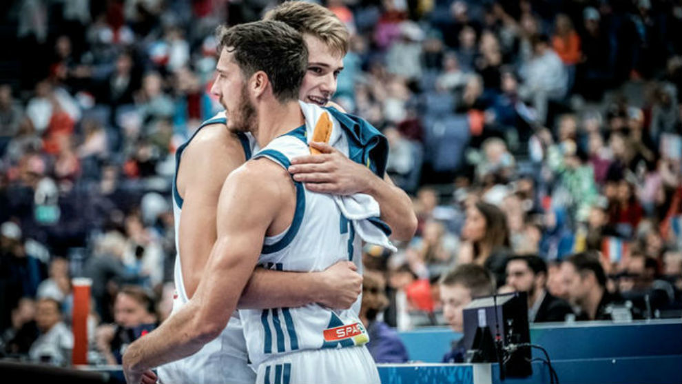 Goran Dragic y Luka Doncic se abrazan durante el ltimo Eurobasket