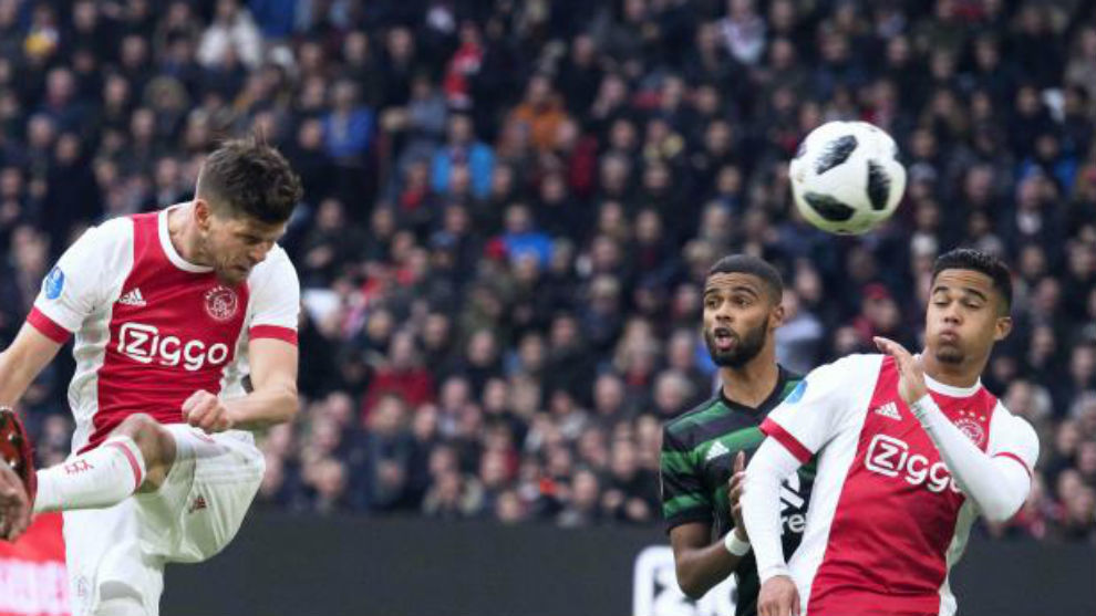Ajax remata a puerta durante el partido contra el Feyenoord.