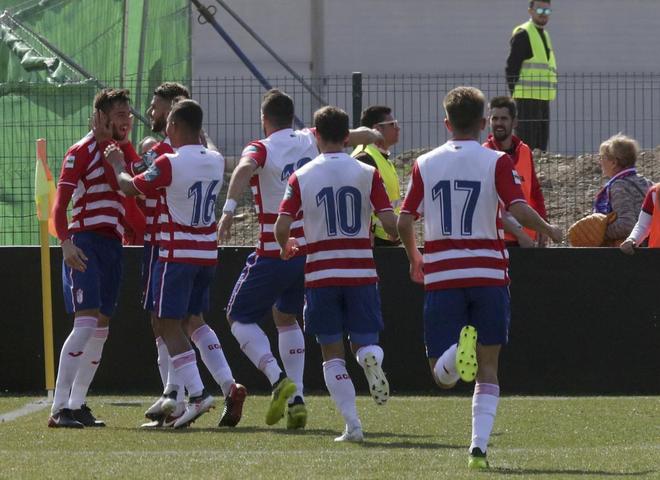 Los jugadores del Granada celebran el gol anotado ante el Extremadura.