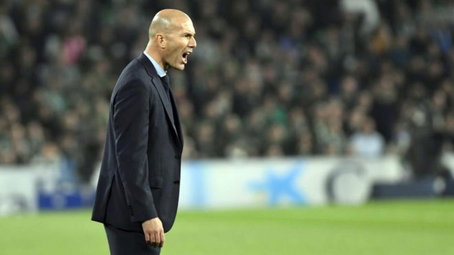 Zidane da instrucciones en el Villamarn.