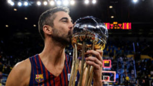 Juan Carlos Navarro besa la sptima Copa del Rey que conquista en su...