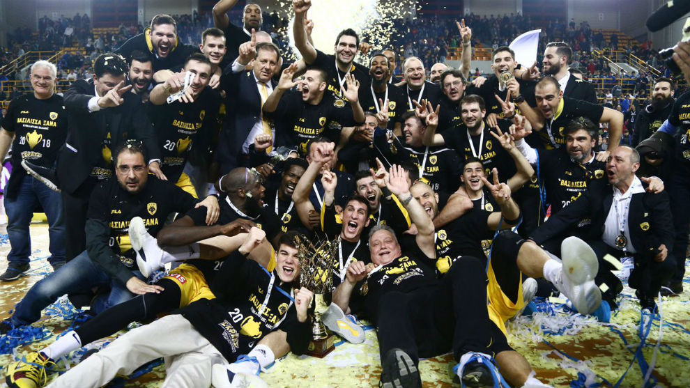 El AEK de Atenas posa con su Copa tras vencer al Olympiacos