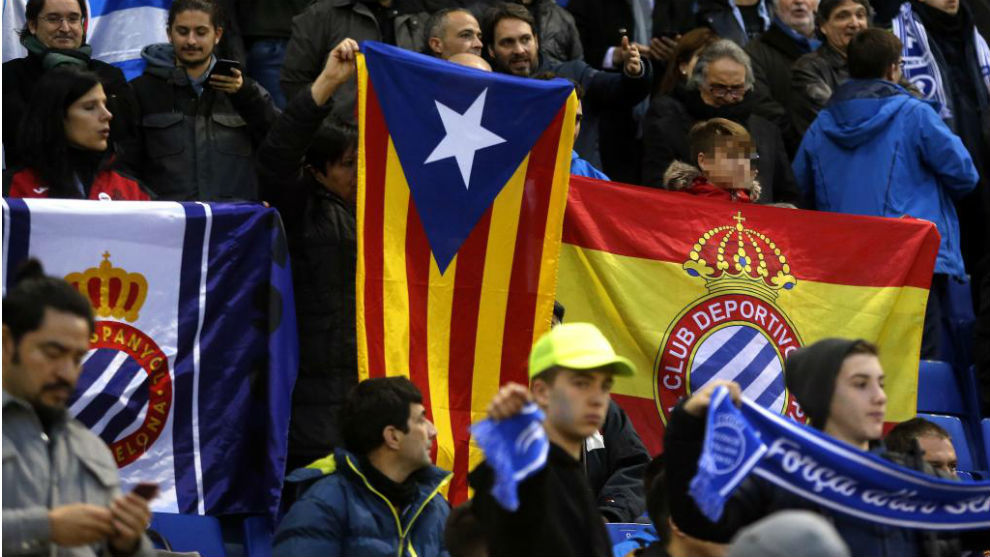 La bandera estelada y la espaola, durante el partido contra el...