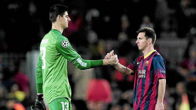 Courtois y Messi se saludan en un partido.