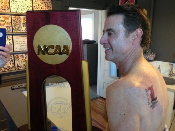 Rick Pitino mostrando orgulloso el tatuaje del ttulo de Louisville...