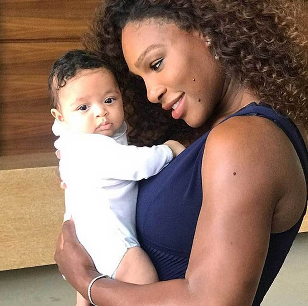 Serena Williams con su hija Olympia en brazo