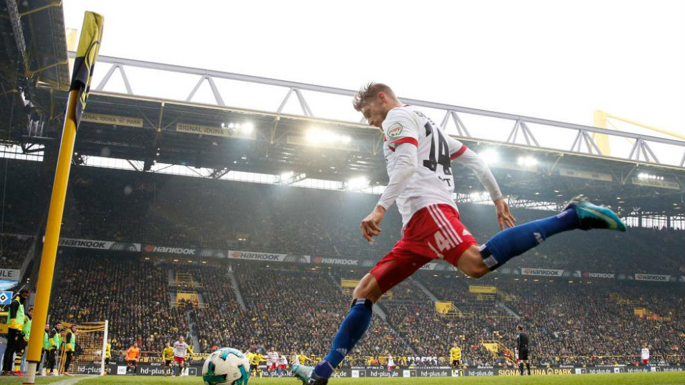 Aaron Hunt pone un baln en el choque ante el Dortmund