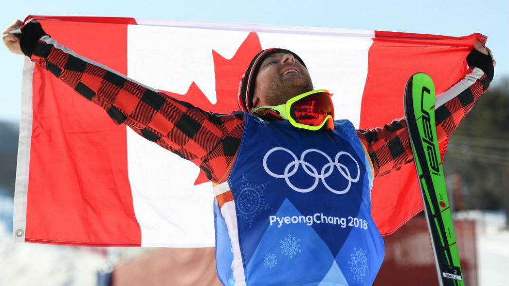 Brady Leman posa con la bandera de Canad tras ganar el oro...