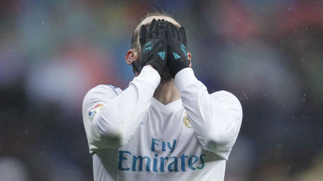 Bale se lamenta durante un partido con el Real Madrid