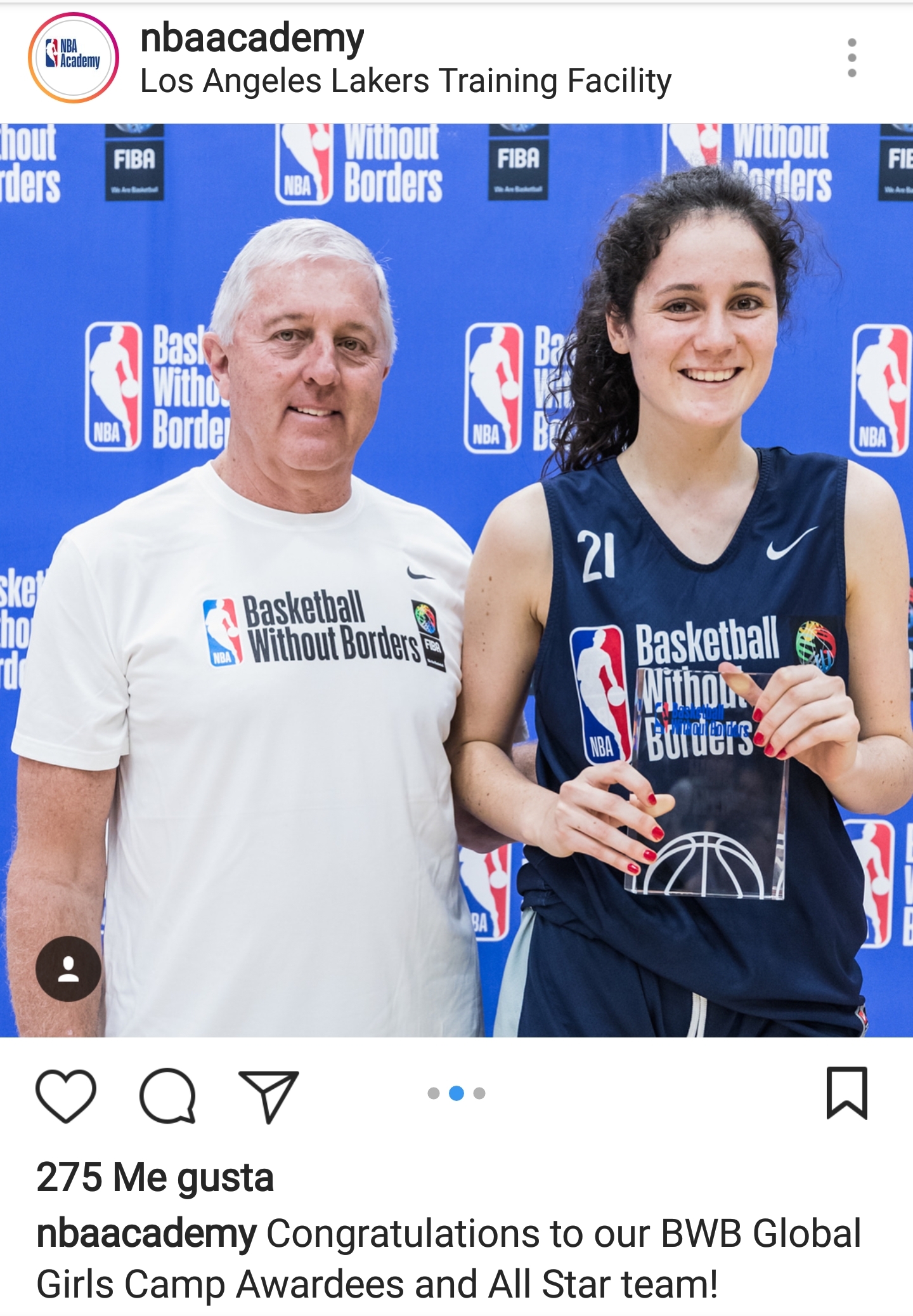 Alba Snchez-Ramos recibiendo uno de sus galardones en el Basketball...