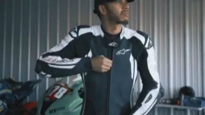 Hamilton, a punto de subirse en la moto.