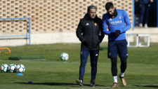 Natxo Gonzlez charl con Borja ayer en el entrenamiento.