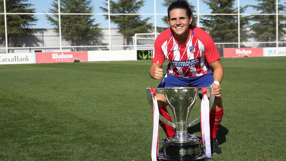 Andrea Pereira posa con la copa de campeona de Liga.