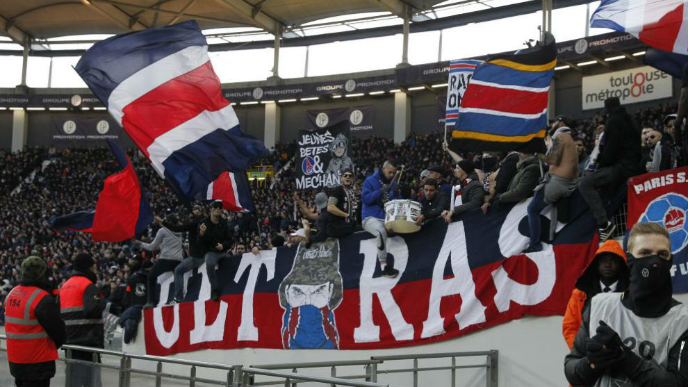 Los ultras del PSG en un partido de la Liga francesa