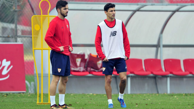 Sarabia y Jess Navas, en un entrenamiento del Sevilla.