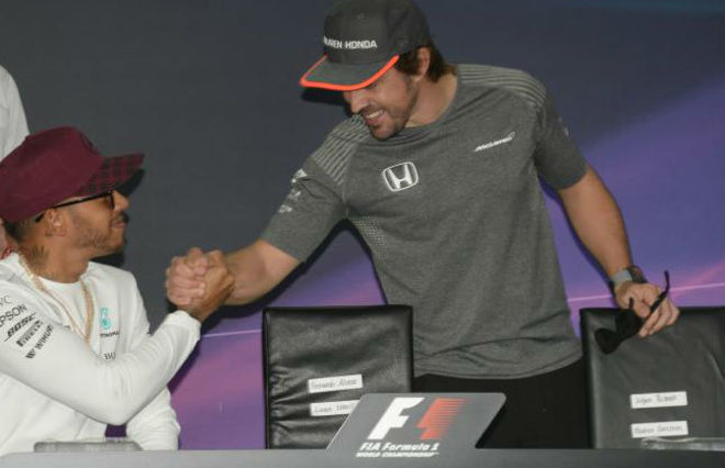 Lewis Hamilton y Fernando Alonso se saludan.