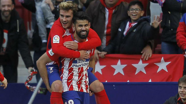Costa y Griezmann celebran el gol del segundo ante el Athletic.