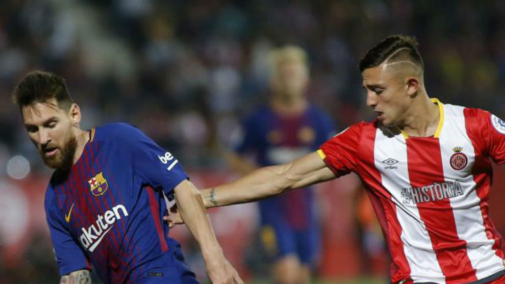 Maffeo puga por el baln con Messi.