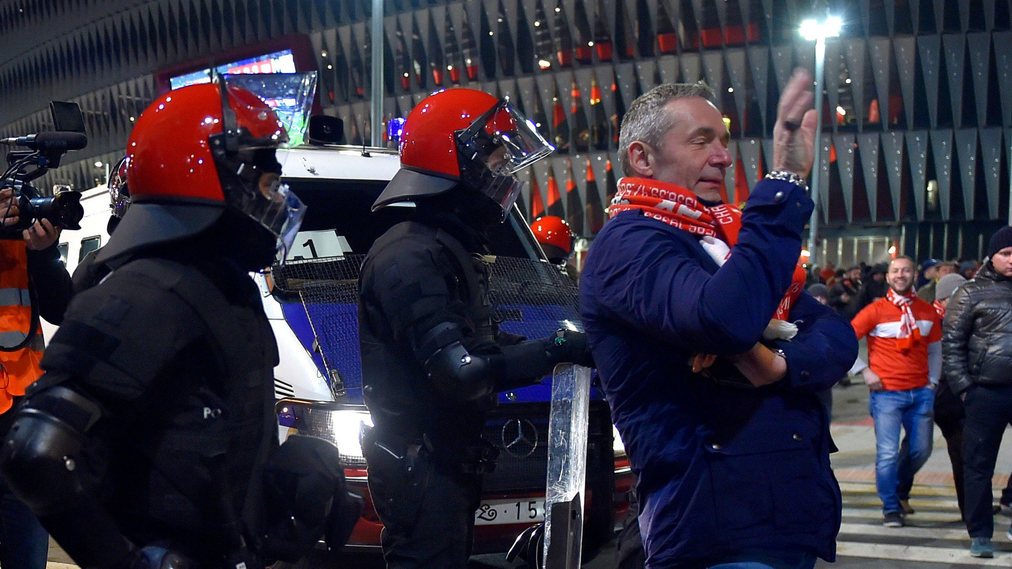 Un aficionado del Spartak posando entre los cuerpos de seguridad y San...