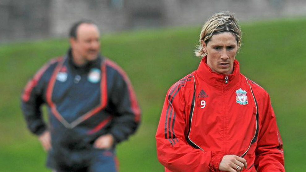 Fernando Torres y Rafa Bentez durante un entrenamiento del Liverpool