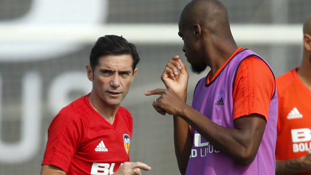 Marcelino habla con Kondogbia en un entrenamiento.