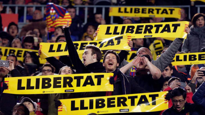 Cartulinas reivindicativas en el Camp Nou durante el Barça-Girona.