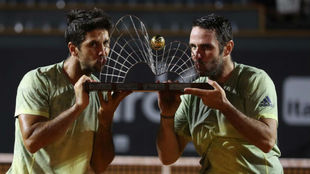 Verdasco y Marrero besan su sptimo trofeo juntos