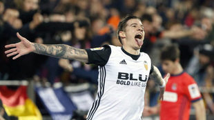 Santi Mina celebra un gol en Mestalla.